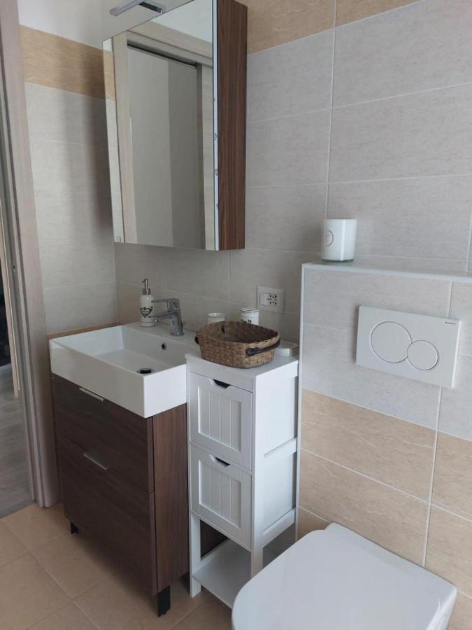 גביראטה Appartamento Miralago Con Giardino Sul Lago מראה חיצוני תמונה