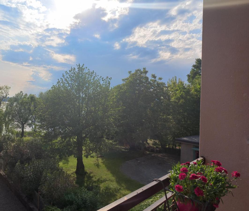 גביראטה Appartamento Miralago Con Giardino Sul Lago מראה חיצוני תמונה