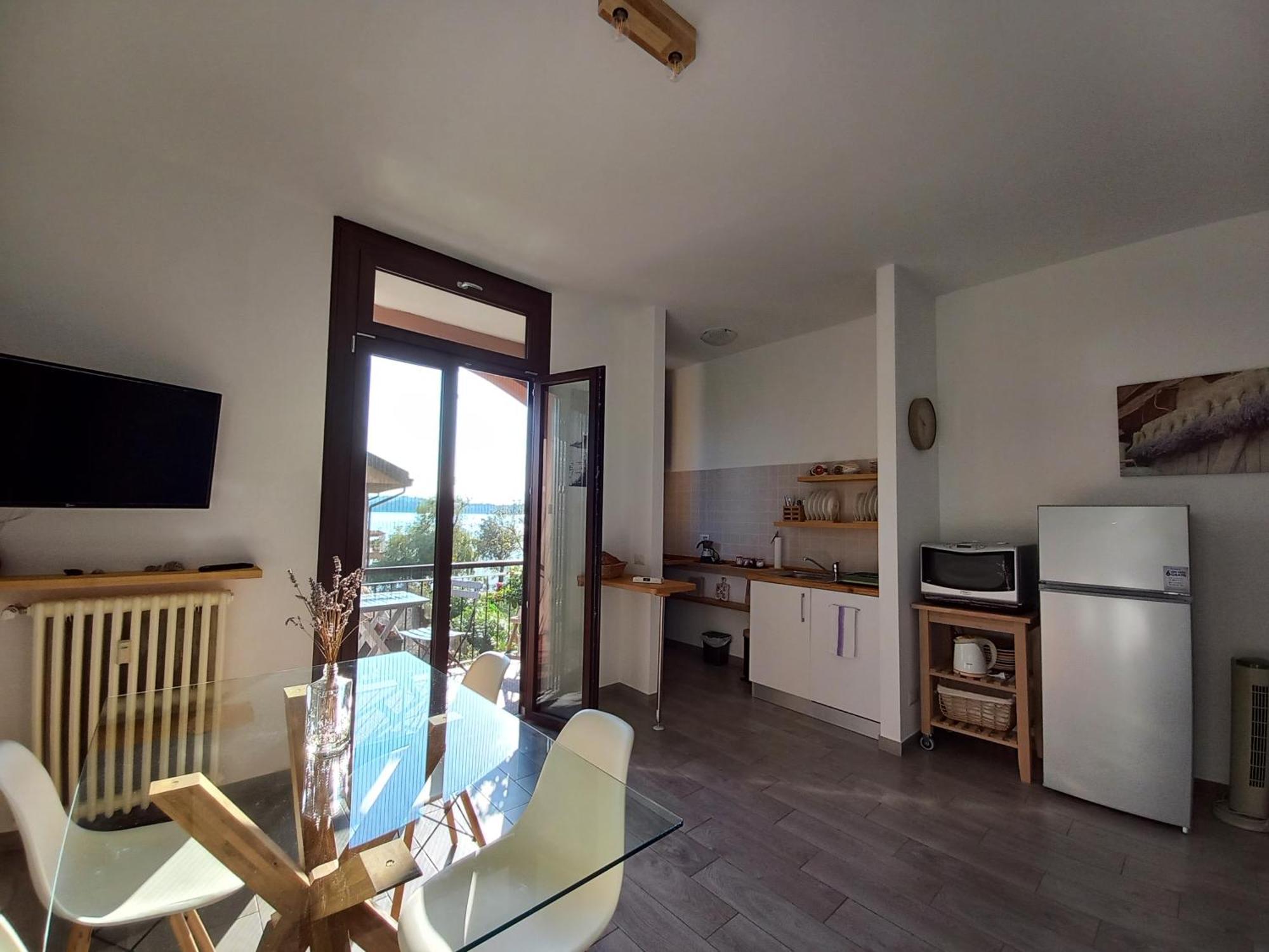 גביראטה Appartamento Miralago Con Giardino Sul Lago מראה חיצוני תמונה
